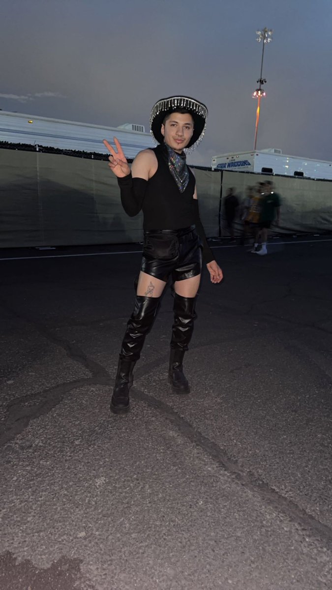ChantajistaJ's tweet photo. I felt so fucking cute at EDC, I miss it already 😭🫶🏻✨ https://t.co/Il0Wt590GE