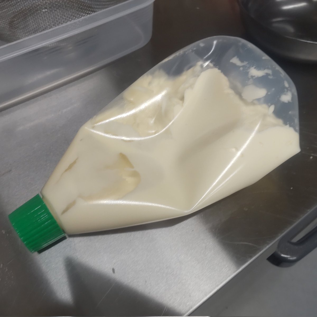 torishonishino's tweet photo. マヨネーズに空気を入れないで
使いっ放しで寝かせておくのが嫌いなばすわらですm(_ _)m

本日もインターハイのため数量半分です‼️

「唐揚げ屋」“らしく”今日も唐揚げの写真もうｐします（笑）

#鶏笑　#札幌Twitter会　#さっぴよ　#山の手高校 https://t.co/vhCGum8jlG