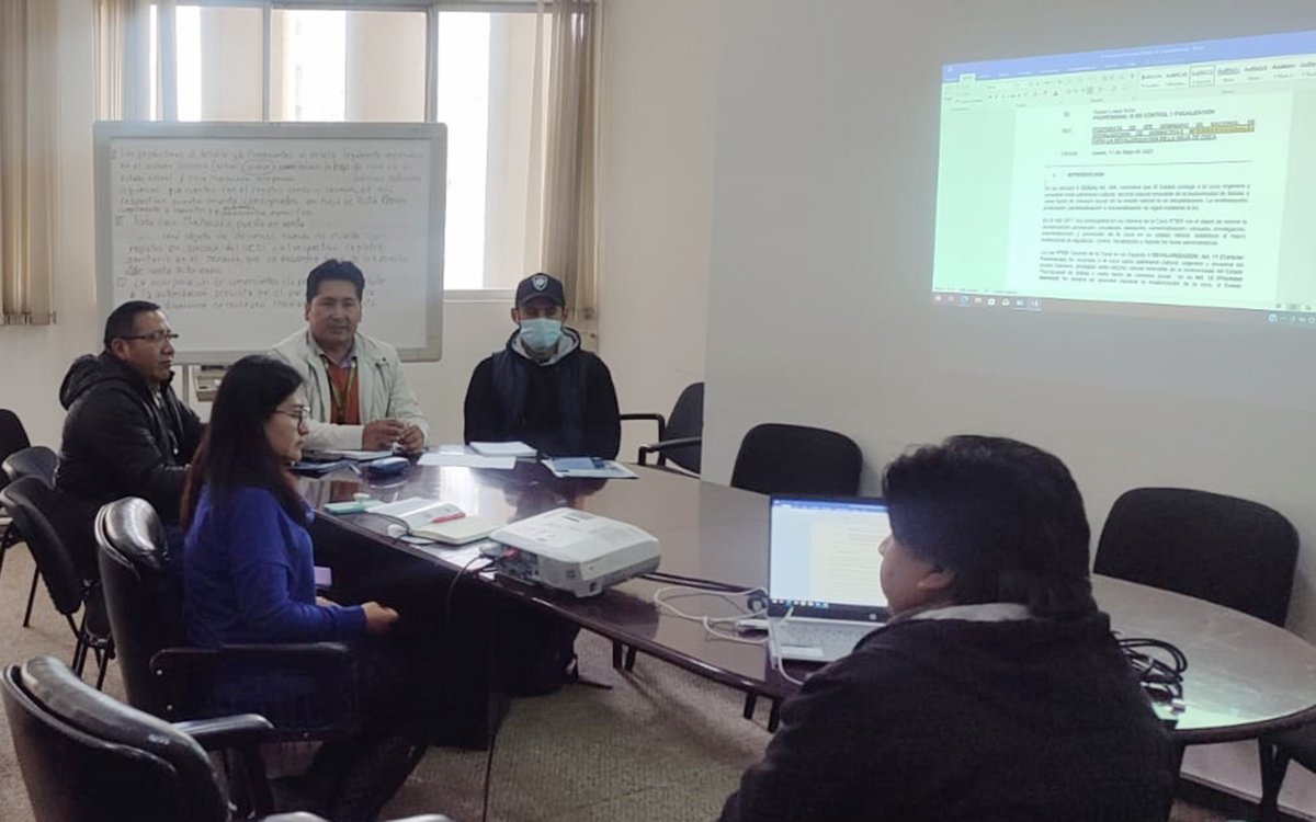 arlemlovera82's tweet photo. Hoy, sostuvimos una reunión de coordinación para la realización del Primer Seminario Nacional de Socialización de Normativas Interinstitucionales, con la finalidad de promover y revalorizar nuestra sagrada hoja de #coca. 
#ArlemLovera
#VCDI
#DIGCOIN
#EstamosSaliendoAdelante https://t.co/OWx5XnyQg9