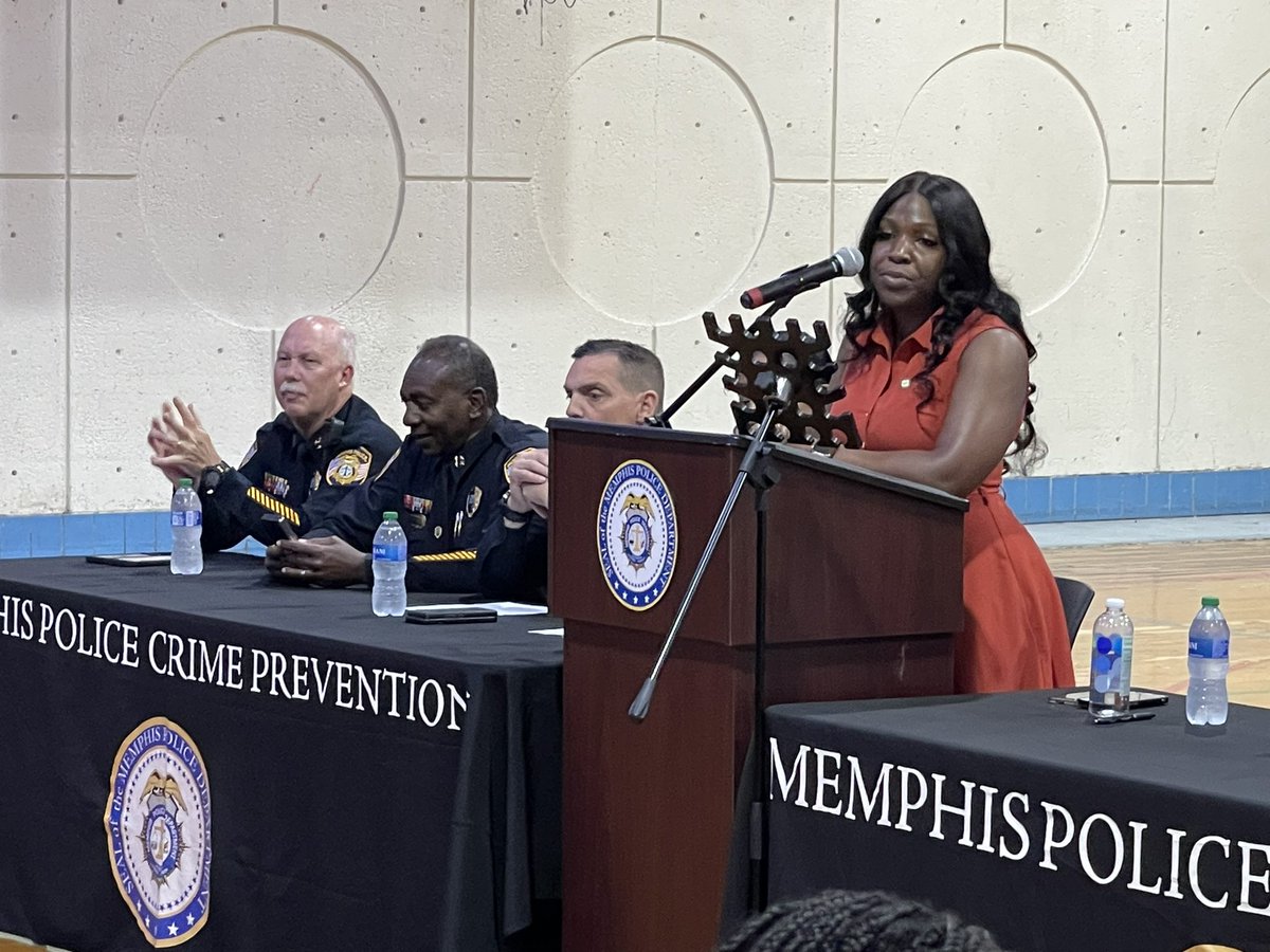 MemphoNewsLady's tweet photo. P.S. Former Memphis Police Director Toney Armstrong is here.  St. Jude is near Greenlaw Community Center. He’s head of security at the hospital.

District 7 Councilwoman @MEasterThomas planned this meeting to update residents about juvi crime fight.

Chief CJ Davis speaking now https://t.co/iledE0KtZB