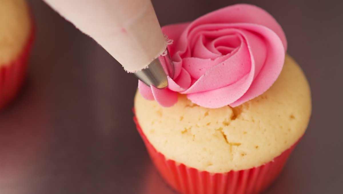 10 Floral Cupcake Designs That Scream 'Spring is Here'
l8r.it/LmCA

#floral #cupcakes #floralcupcakes #buttercream #americanbuttercream #swissbuttercream #italianbuttercream #frenchbuttercream #frosting #cupcake #cupcakedecorating #pastryartist #cakedecorator #icing