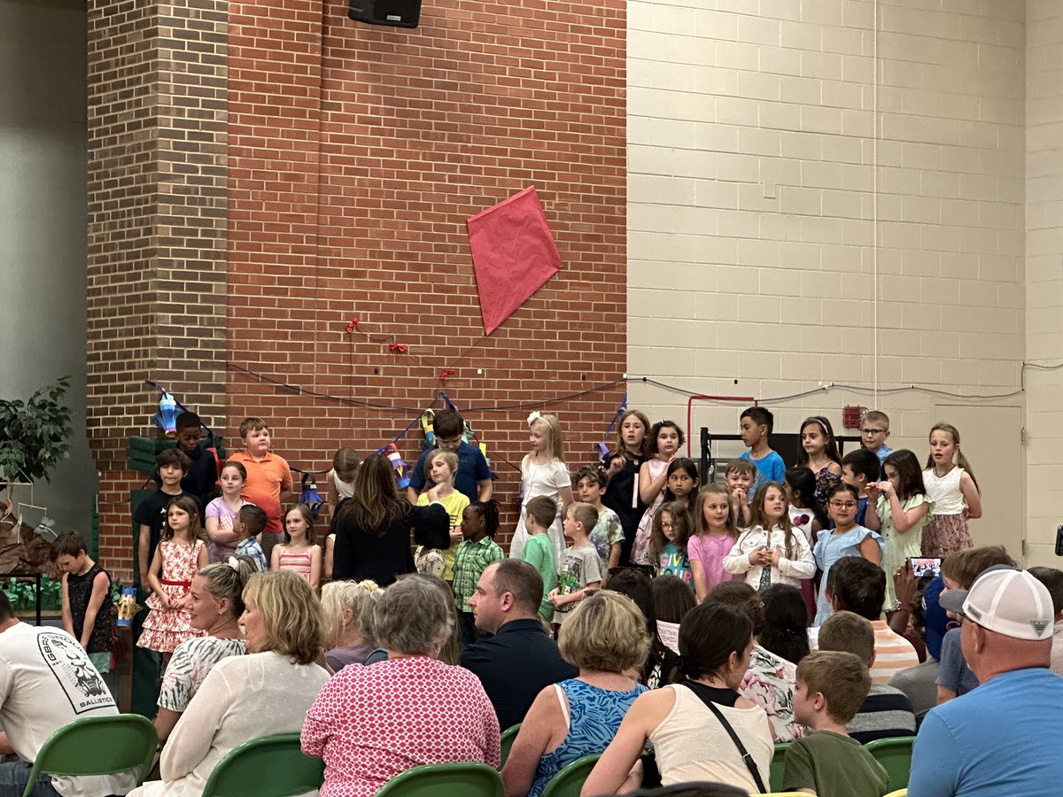 MrsCPark's tweet photo. 2nd grade musical tonight @FSD79 @MrLFSD79 #bettertogether https://t.co/7rlTpZll7O
