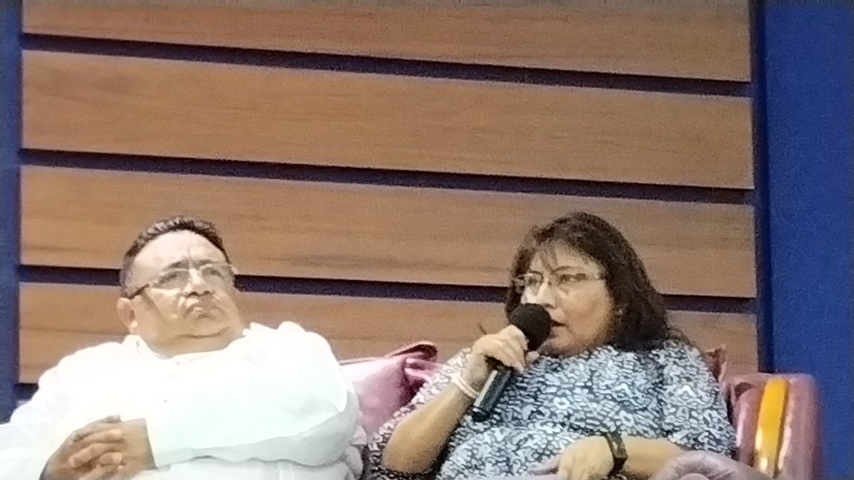#Conversatorio  con ex-alumnos del <a href="/TecNM_Cancun/">@TecNM_Cancun</a> modera la Dra y CP. Elisa Guillen profesora investigadora del <a href="/TecNM_MX/">TecNM</a> #SemanaDeLaContaduria 
#EgresadosDistinguidos  que exponen los casos de éxito en el sector productivo tanto público como privado.  <a href="/mapachestec/">@MAPACHESTec</a>
<a href="/s_yidalti/">Samantha yidalti</a>