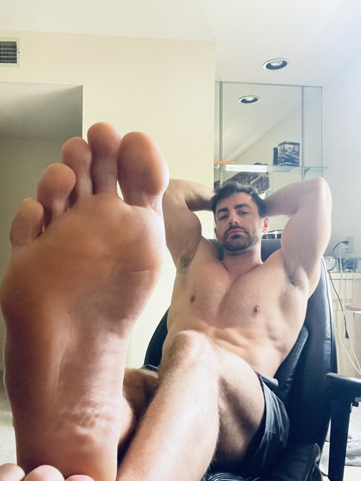 niksenots's tweet photo. Since today is TOESDAY. Let us appreciate some toes of alpha @RodTheCashGod . Such perfect feet. #submit2rod #all4rod #rodland #alphamuscle #findom https://t.co/zhNqHCnfCF