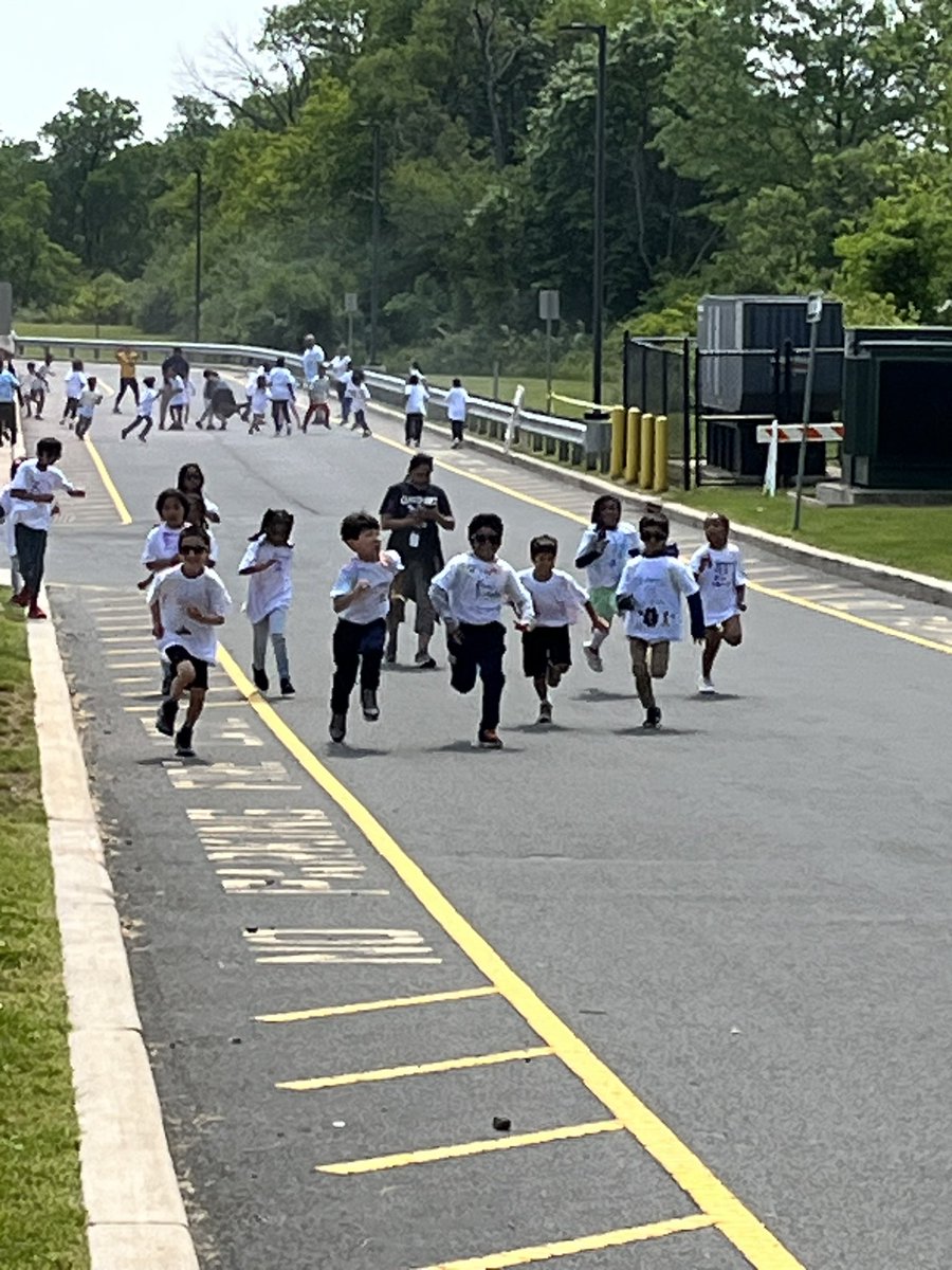 CESkg_FTPS's tweet photo. Today CES students participated in the second annual PBS Fun Run! Thank you to all volunteers who helped make this day possible! @Claremont_PTO @Rivera_CES_FTPS @JSolomonVP_FTPS @LFriedman_FTPS https://t.co/CscFSRcnoc