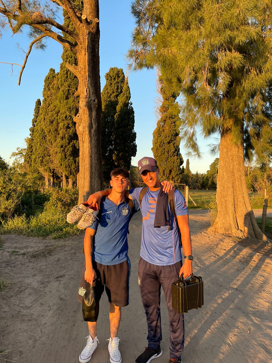 CANTERAS DE AMÉRICA 🏆

Final de una experiencia enorme dónde me aporto muchísimo tanto a nivel personal como profesional, participar de un campeonato internacional siempre es de gran crecimiento.. 
Orgulloso del trabajo hecho por todo el CT y el equipo .. ⚪🔵⚽