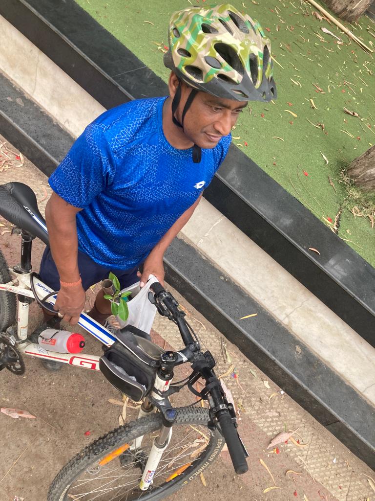 mrinaltalukdar8's tweet photo. Meet Kaushik Guha of Rehabari! Every morning without fail, he cycles around the city with a sapling in his bicycle handle. Today marks his 509th consecutive day, planting yet another sapling for the city and future.  #EcoWarrior #Guwahati  #Inspiration https://t.co/l5bJaUoHCK