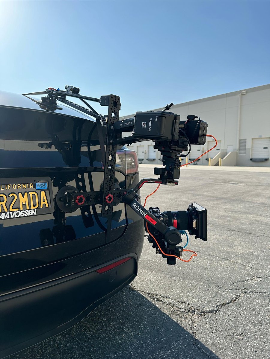ZGCINE_Global's tweet photo. ZG-S150 V-Mount Battery + tiltamax Hydra Alien Car Mounting System,Got some epic, ultra smooth shots coming... 🎥🎥
#zgcine #zgcinevmount #vmountbattery #vlockbattery #camerabattery #cinebattery #sonyfx30 #filmmaking #filmphotography #djironin #hydraalien #carmount https://t.co/qMy4vPJ7Gr