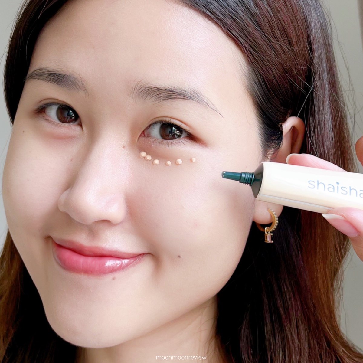 moonmoonreview's tweet photo. แกรรร ไม่ผิดหวังเลย คอนซีลเลอร์เกาหลีตัวนี้คือใช้ดีจัด Shaishaishai Banana Conceal Eye Cream 🍌 ทั้งบำรุงรอบดวงตา+คอนซีลเลอร์+ปรับโทนสีผิว เรารู้สึกว่าเนื้อเหลวกว่าที่เคยใช้อันอื่นมา แต่!! พอเกลี่ยแล้วมันเนียนแน่นเป็นธรรมชาติมาก ใต้ตาไม่เป็นจีบ ไม่แคร็ก หลอกแฟนว่าหน้าสดได้เลย 😂 เราตำมาจากร้าน missykim จ้า