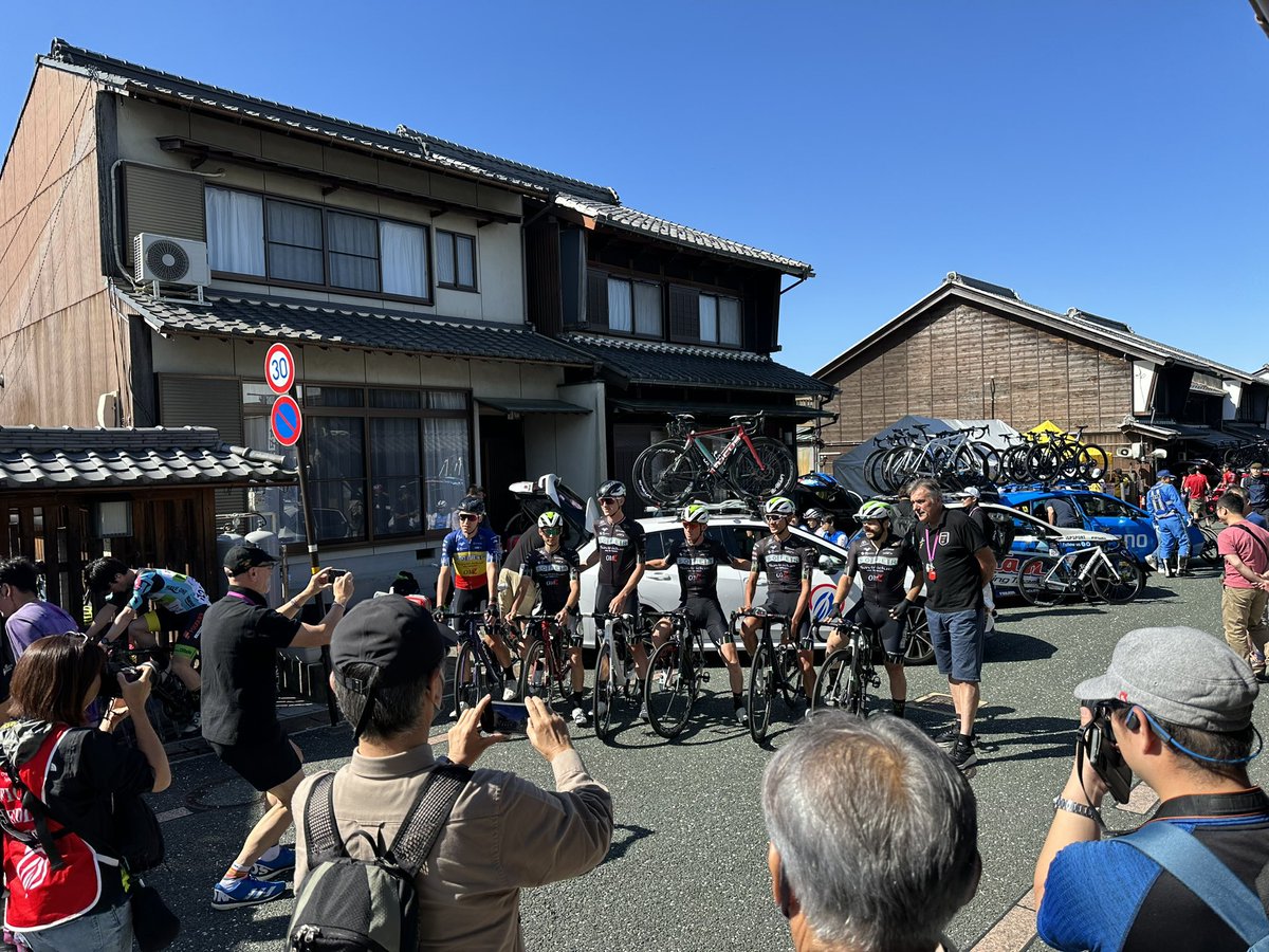 bestserviceseki's tweet photo. 本日『ツアーオブジャパン2023美濃ステージ』開催です！

うだつの上がる町並みにて開会式、パレードが開催されました🙌

安心安全は私どもが心を込めてお護りします☺️

本日は154名にて警備に当たらせていただいております！
　
#ツアーオブジャパン
#美濃市 https://t.co/Zw7rJ0731k
