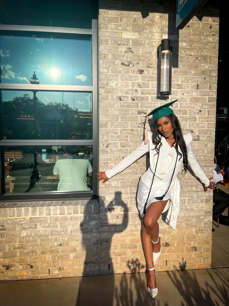 TheTiaraMakia's tweet photo. I usually wear a crown, but this cap will do 🎓👑

#2DegreesHotter
#MastersGraduation
TheEndofAnEra https://t.co/ERm8fGoJrv