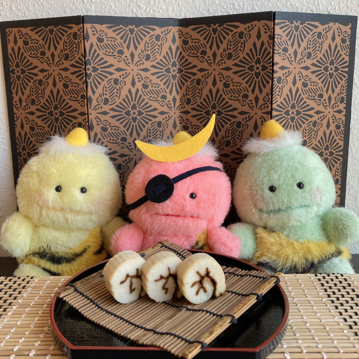 今日は伊達巻の日

戦国武将、伊達政宗さんの
命日にちなんでだそうです

好物だったんだって
甘くておいしいもんね

政宗さんも
にこにこして食べてたのかなぁ？

右巻きに盛り付けると
縁起がいいんだって
知ってた？

#ピカポン #縫い撮り #ぬい撮り #セキグチ #ぬいぐるみ #伊達巻の日 #伊達政宗