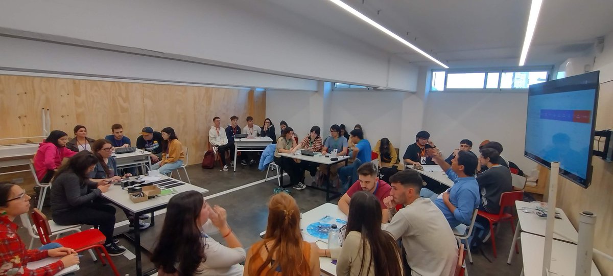 vanemaz's tweet photo. Comenzamos la etapa de testeos del #LudumProba 🔥
Tiempo de re(co)diseñar! https://t.co/QXCVttMsx6