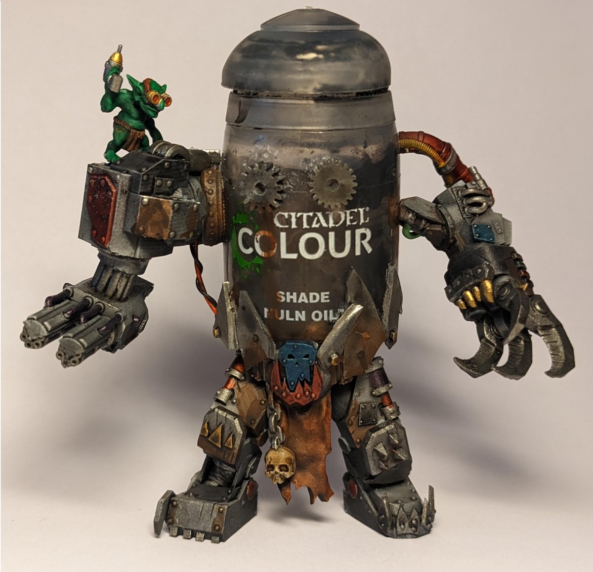 MaxSentence's tweet photo. Ork Oil Kan, with little gobbo mechanic.

 #paintpotchallenge2023 #warhammer https://t.co/IWcacTOctF
