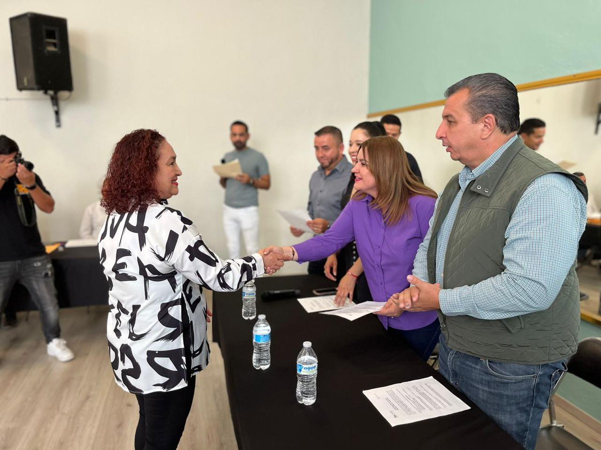 higiniodeltoro's tweet photo. Seguiremos trabajando en equipo con el Gobierno de Jalisco para generar las condiciones adecuadas para que las y los jóvenes continúen con su preparación académica.
#DiputadodelSur
#Tecalitlan https://t.co/qeekaqM9jI