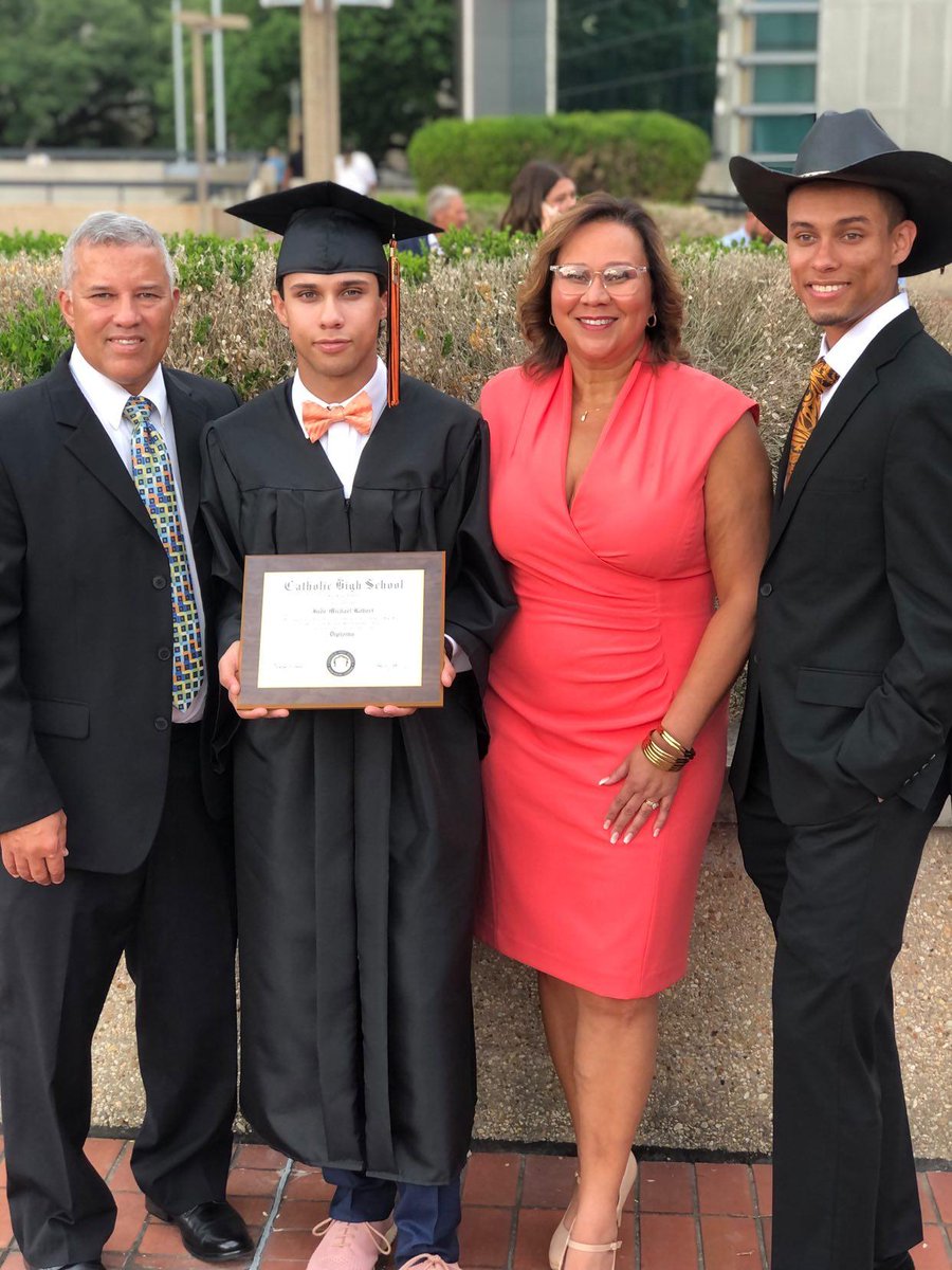 DeidreRobert's tweet photo. We have a new grad! #SUBound https://t.co/TdbN4l3w4F