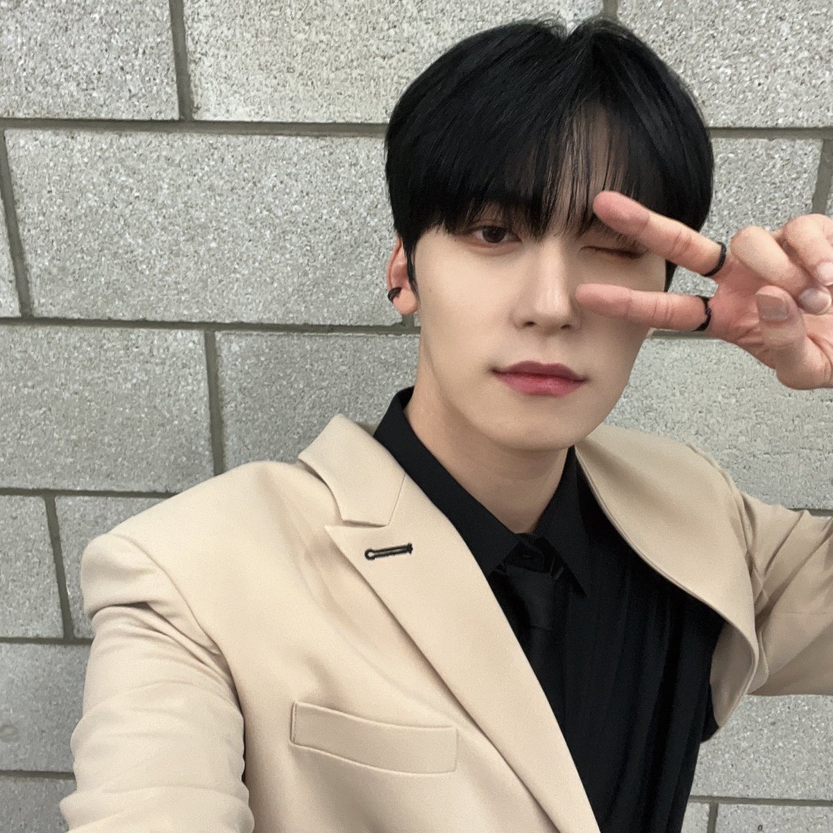 official_ONEUS's tweet photo. [#건희]
벌써 오늘이 막방이네
마지막까지 잘 부탁해🌙🖤 https://t.co/CXJ6xqu4aE
