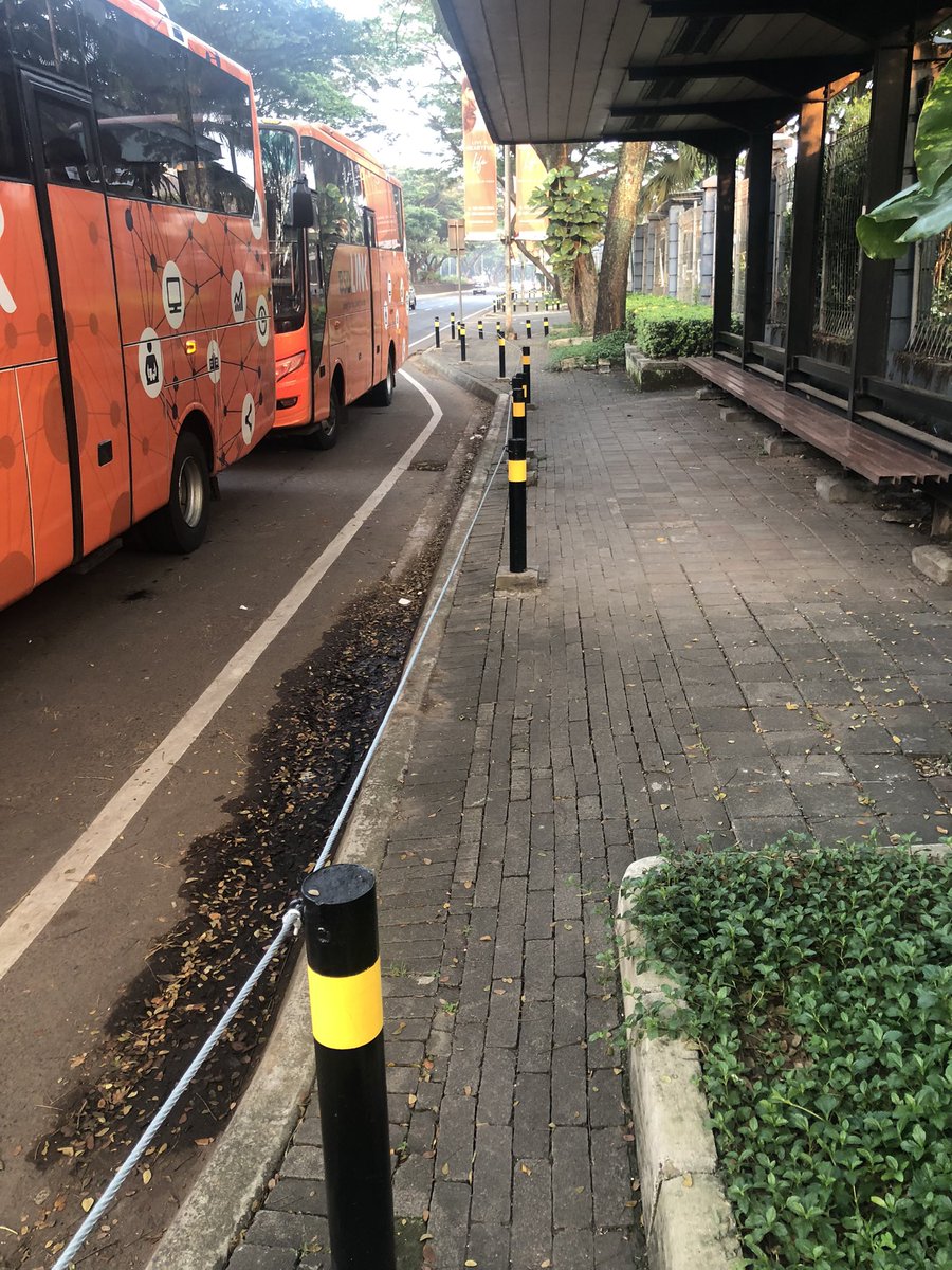 tenaiyah's tweet photo. @sinarmas_land min ini aneh banget kok depan halte bus dan zebra cross sampe di pasang tali pembatas? Terus orang mau naik/turun bus dan nyebrang zebra cross harus lompat dulu? Yg pake rok gimana? Bener2 ga pedestrian friendly sih ini. Tolong dikaji ulang lagi tali pembatasnya https://t.co/9AmzwltSSH