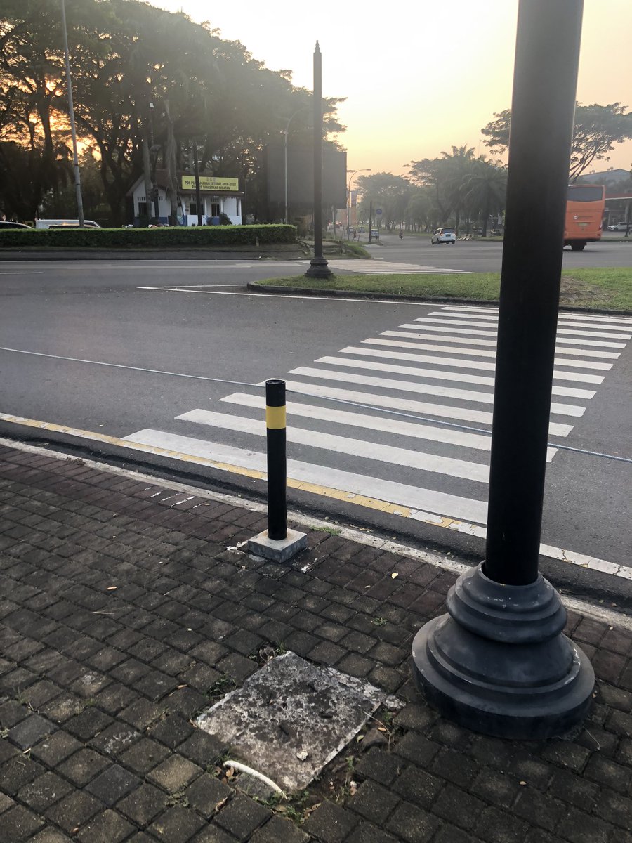 tenaiyah's tweet photo. @sinarmas_land min ini aneh banget kok depan halte bus dan zebra cross sampe di pasang tali pembatas? Terus orang mau naik/turun bus dan nyebrang zebra cross harus lompat dulu? Yg pake rok gimana? Bener2 ga pedestrian friendly sih ini. Tolong dikaji ulang lagi tali pembatasnya https://t.co/9AmzwltSSH