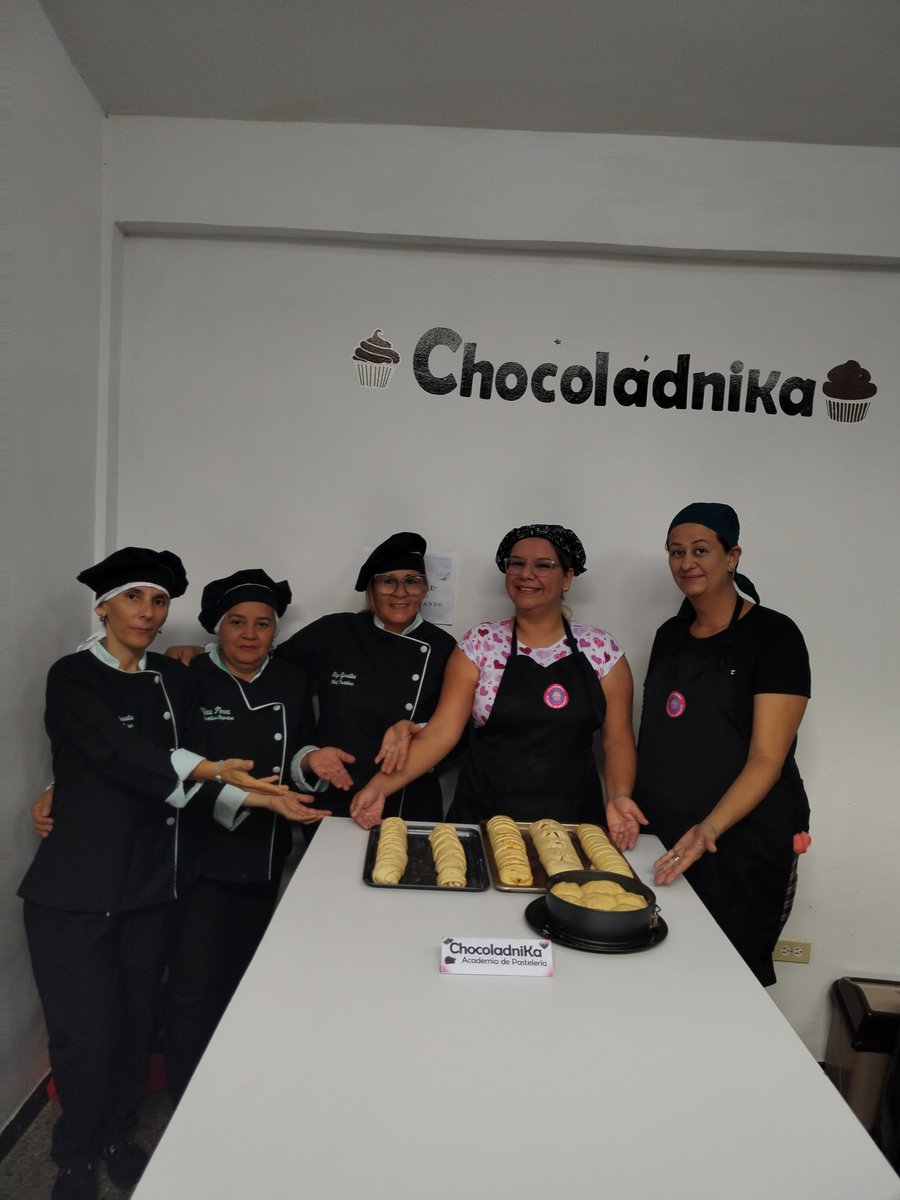 Ventanalyaritag's tweet photo. La Academia de Pastelero Chocoladnika esta de celebración

Hoy un grupo de pasteleros culmina su taller luego de 4meses de aprendizajes junto a la cheff Irene García.

#mujer  #chocolates #repostería #panadería #emprendedora
#yaritagua #yaracuy #venezuelalibre #venezuela https://t.co/ekvMq9qcyS