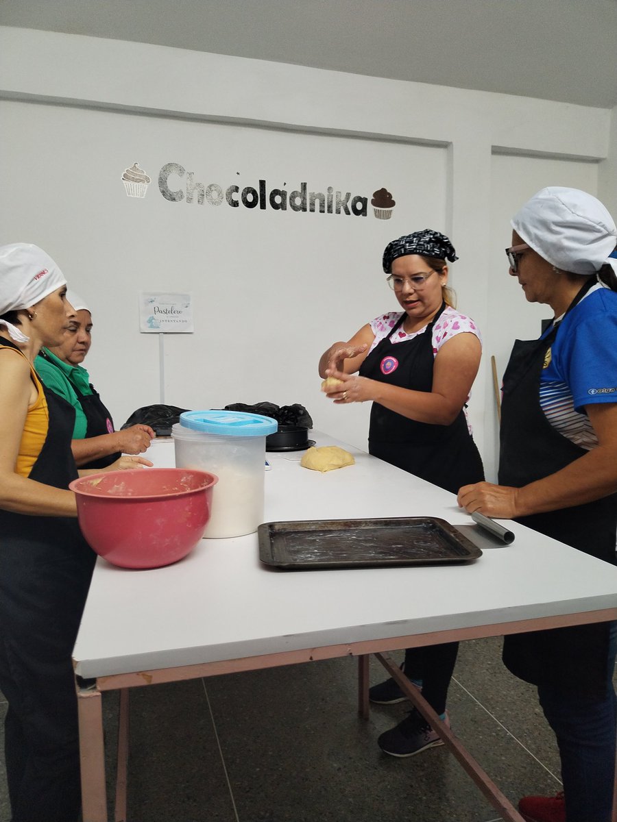 Ventanalyaritag's tweet photo. La Academia de Pastelero Chocoladnika esta de celebración

Hoy un grupo de pasteleros culmina su taller luego de 4meses de aprendizajes junto a la cheff Irene García.

#mujer  #chocolates #repostería #panadería #emprendedora
#yaritagua #yaracuy #venezuelalibre #venezuela https://t.co/ekvMq9qcyS