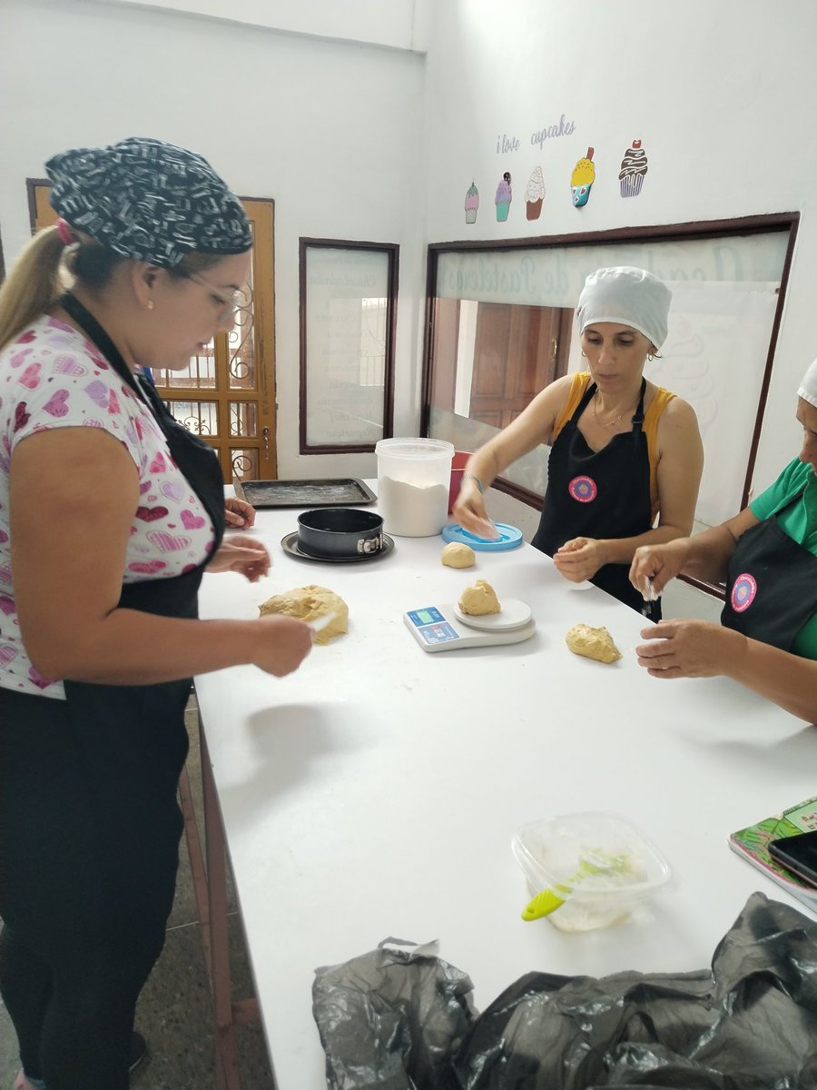 Ventanalyaritag's tweet photo. La Academia de Pastelero Chocoladnika esta de celebración

Hoy un grupo de pasteleros culmina su taller luego de 4meses de aprendizajes junto a la cheff Irene García.

#mujer  #chocolates #repostería #panadería #emprendedora
#yaritagua #yaracuy #venezuelalibre #venezuela https://t.co/ekvMq9qcyS