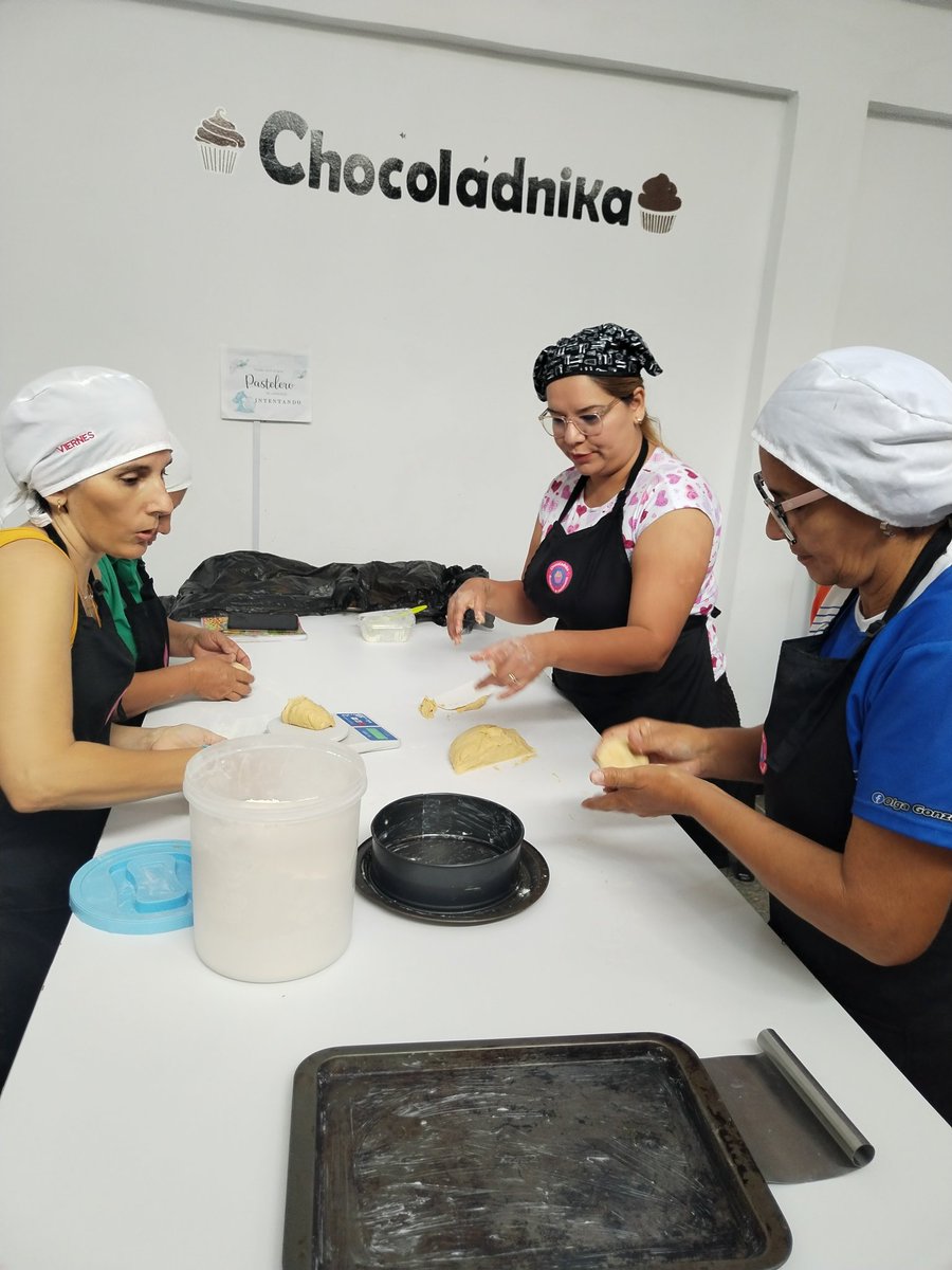 Ventanalyaritag's tweet photo. La Academia de Pastelero Chocoladnika esta de celebración

Hoy un grupo de pasteleros culmina su taller luego de 4meses de aprendizajes junto a la cheff Irene García.

#mujer  #chocolates #repostería #panadería #emprendedora
#yaritagua #yaracuy #venezuelalibre #venezuela https://t.co/ekvMq9qcyS