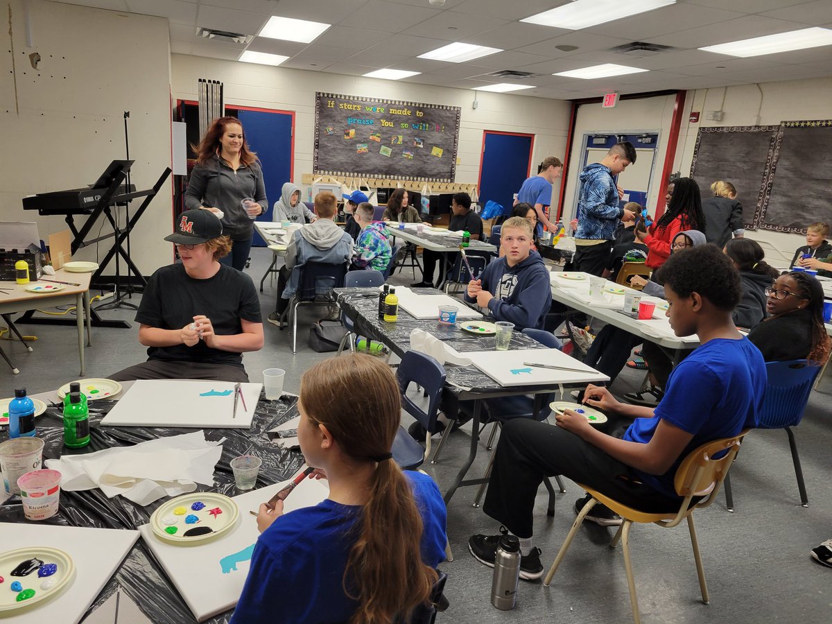 kim_huygen's tweet photo. Guided painting from local indigenous artist Amy Keller Rempp @ChristianFMPSD #juniorhigh #beautycreating https://t.co/IFAVrakHdO