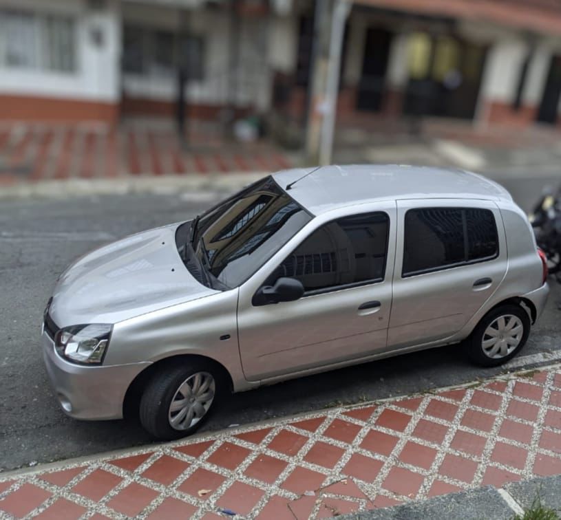 Guardianes_Ant's tweet photo. #HurtoVehiculo | Renault Clio, IPY011, Modalidad abuso de confianza, la última vez que se reportó quien se lo llevó dijo que estaba en una finca en Copacabana.
@policiamedellin_ @alcaldiadecopacabana https://t.co/1LHxgTrtOq