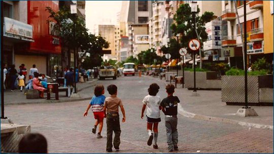 bestialoculapsu's tweet photo. "En Sabana Grande Siempre Es De Día" (1988) fue dirigida por Manuel de Pedro, cineasta hispano/venezolano y profesor del Departamento de Artes Cinematográficas de la UCV. El director es el padre del músico y productor de música electrónica Miguel de Pedro alias #Kid606 https://t.co/QfnPAlxs2k