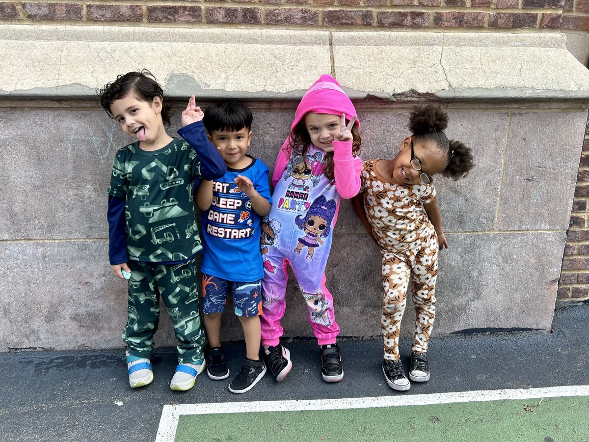ps70_q's tweet photo. Thanks to the @NYCKidsRISE Save for College Program, our #TEAM70q community, dreams BIG about their future! 💰💸💵#SavingTogether @nycdistrict30 https://t.co/6rLt6cugs9