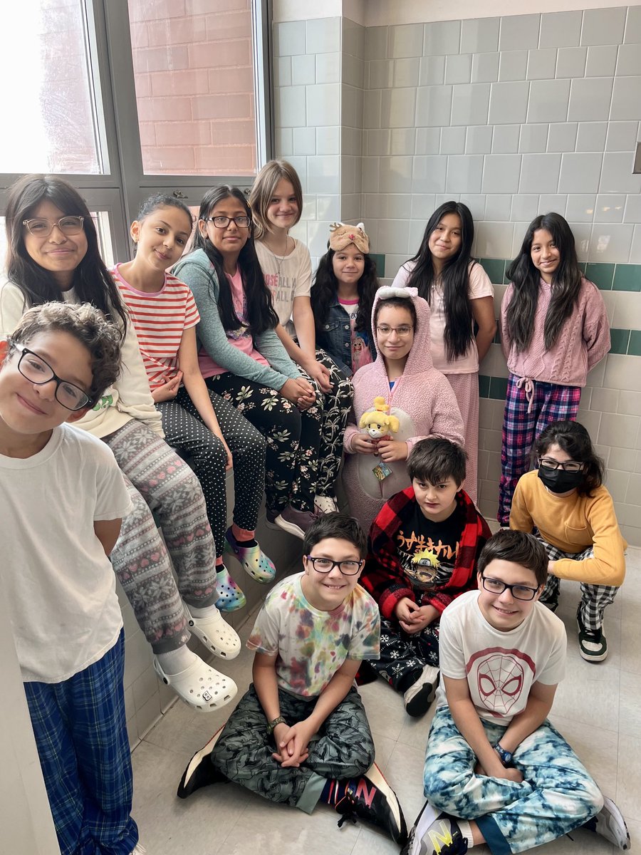 ps70_q's tweet photo. Thanks to the @NYCKidsRISE Save for College Program, our #TEAM70q community, dreams BIG about their future! 💰💸💵#SavingTogether @nycdistrict30 https://t.co/6rLt6cugs9