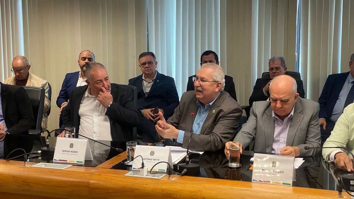 antonionetopdt's tweet photo. Nesta terça, dia 23, o Governo Federal, por meio do Ministério do Trabalho e Emprego, abriu a mesa de negociação tripartite que busca fortalecer a negociação coletiva, atualizar o sistema sindical e recuperar os direitos trabalhistas vilipendiados nos últimos anos.

Nós, dirigentes sindicais, fomos à negociação com o Governo e o setor patronal com muita esperança de dias melhores para os trabalhadores brasileiros. Temos uma proposta unitária, bem construída e realmente moderna. Sim, moderno para nós não é a desregulação ou a precarização trabalhista como ocorreu nos últimos anos, mas sim o fortalecimento das negociações coletivas como caminho para a adequação e valorização do trabalho.

Essa é a primeira grande oportunidade de revisitarmos as maldades da Reforma Trabalhista e da Lei das Terceirizações, que precarizaram o mercado de trabalho e foram indutoras da explosão do trabalho análogo à escravidão em nosso país. Que não haja dúvidas, a Reforma Trabalhista fracassou. 

É hora de retomarmos as condições mínimas de negociação coletiva, as homologações no sindicato e derrotar definitivamente a asfixia financeira das entidades sindicais.

O recomeço precisa ter bases sólidas. Foi com esse espírito que internamente construímos o fechamento de questão em defesa da unicidade sindical e da representação pela categoria de forma erga omnes. Sindicato não é clube, sindicato representa a categoria e assim deve permanecer.

Viemos a Brasília com muita responsabilidade, maturidade e sabendo que a tarefa não será fácil, mas para quem chegou aqui resistindo por mais de seis anos, o sentimento é de esperança em colocar um fim definitivo na Era do "direitos ou empregos".

Queremos um Brasil com empregos e direitos, sem práticas antissindicais e assédio, com equidade de gênero e raça e, principalmente, um Brasil definitivamente livre de todas as formas de escravidão.

É hora de avançar! 

#reformatrabalhista #direitotrabalhista #esquerda #sindicato #trabalhador