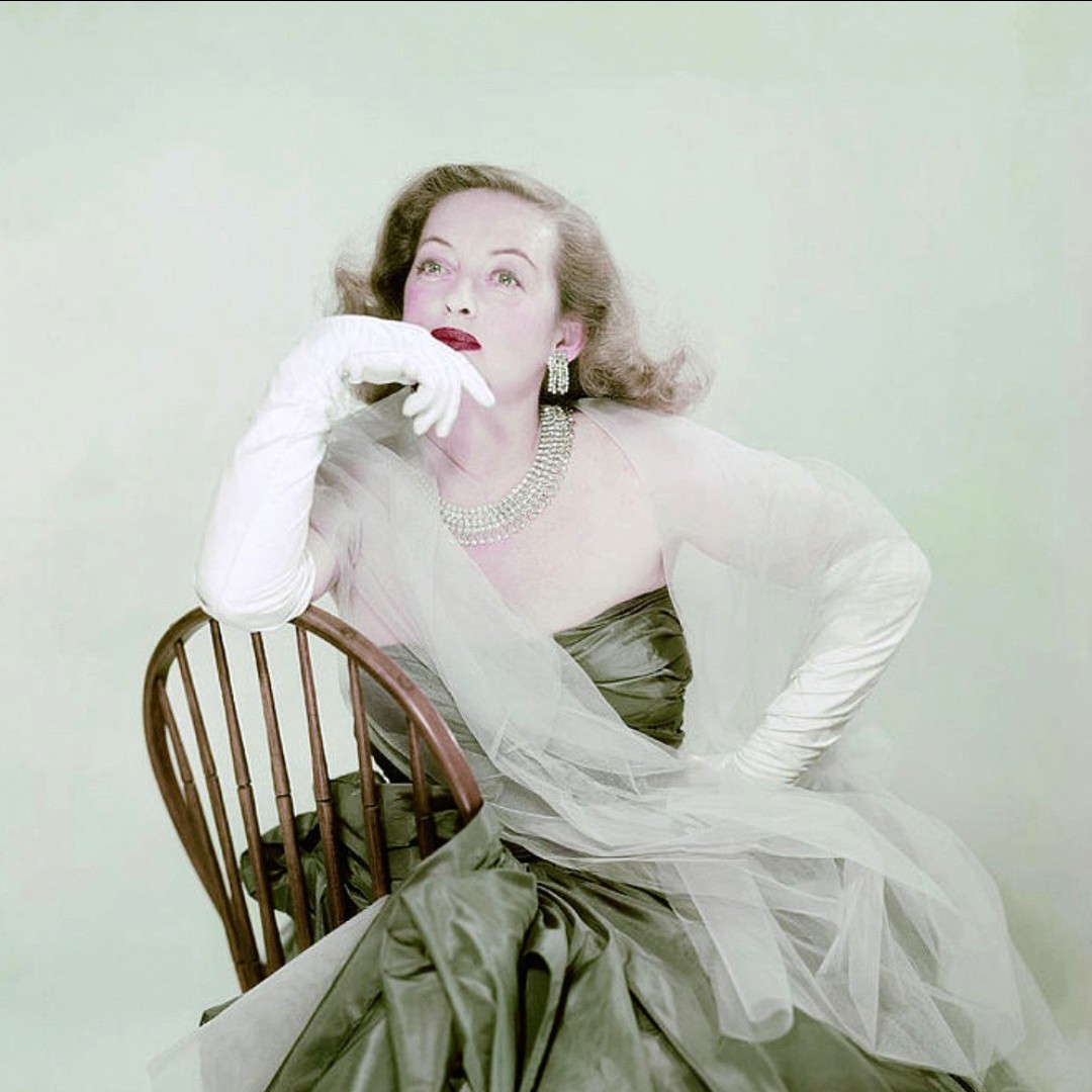 Bette Davis in a photo by Erwin Blumenfeld for Vogue, May 1951.

#GoldenAgeHollywood #OldHollywood #ClassicHollywood #HollywoodGoldenAge #VintageHollywood #HollywoodCinema #CinemaHistory #ClassicCinema #VintageCinema #HollywoodClassics #BetteDavis
