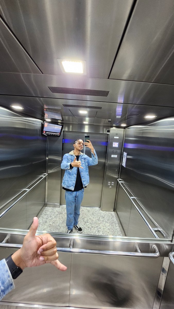 StevesAndre's tweet photo. A fotinha no elevador é mais certa do que meu ponto no trabalho 🫠 https://t.co/kHkBaJYQcG