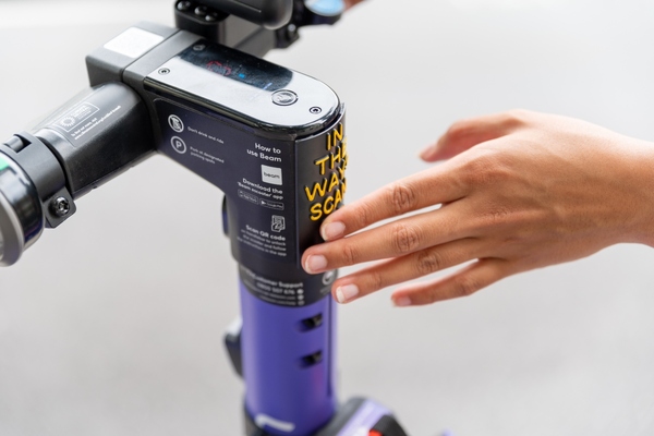 inmigrandi's tweet image. La ciudad de Porirua (Nueva Zelanda) está probando señalización táctil en e-scooters para ayudar a las personas ciegas, sordociegas o con baja visión a identificar y reportar problemas como mal estacionamiento. #Micromovil #InclusiónTech #SmartCity  buff.ly/3ICieng