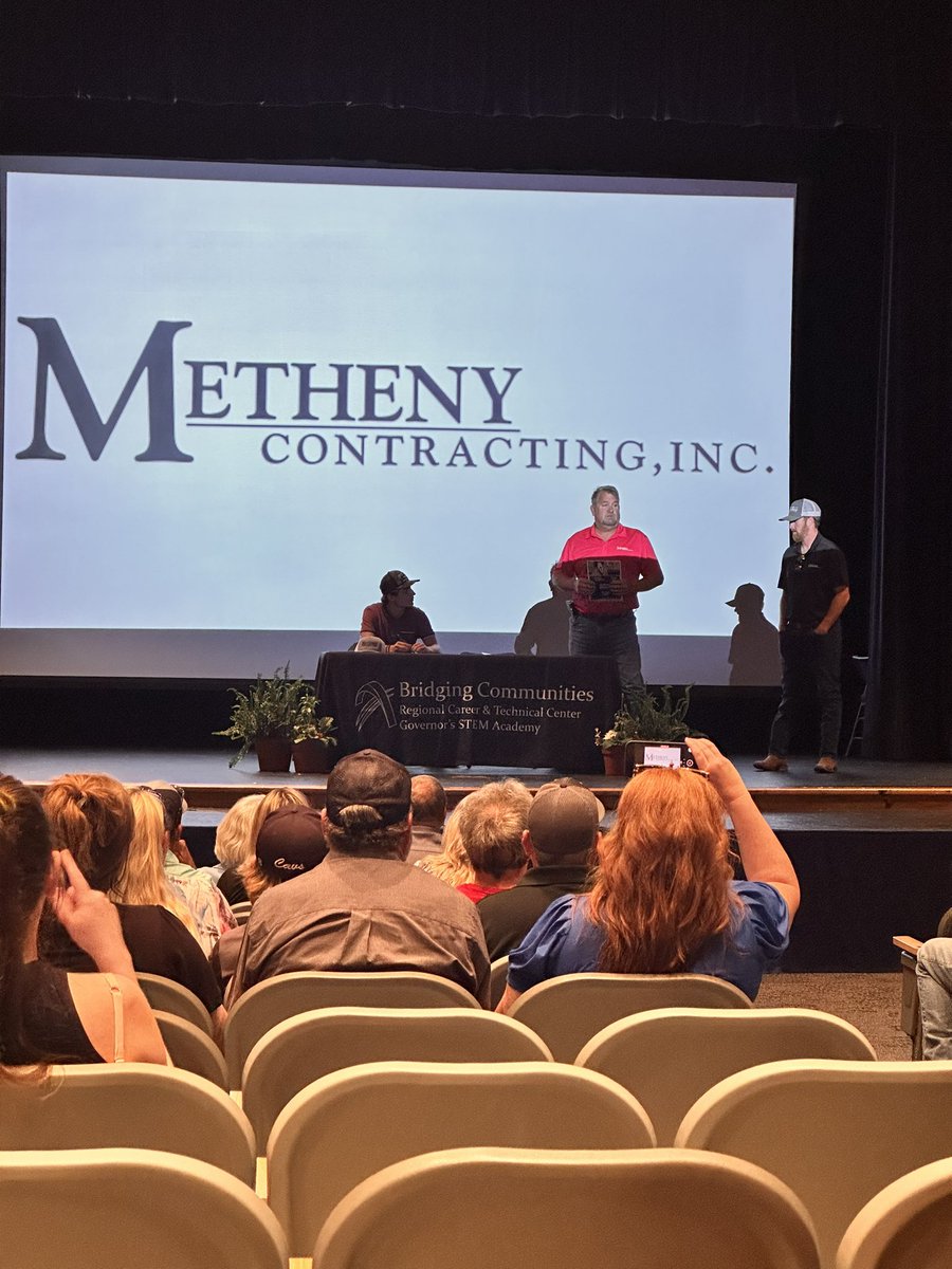 bjnichols's tweet photo. Thank you @BCcte for expanding programs and opportunities for students. Tonight, a number of students signed contracts to enter the workforce including a new member of #TeamNewKent https://t.co/rapDC8DKks