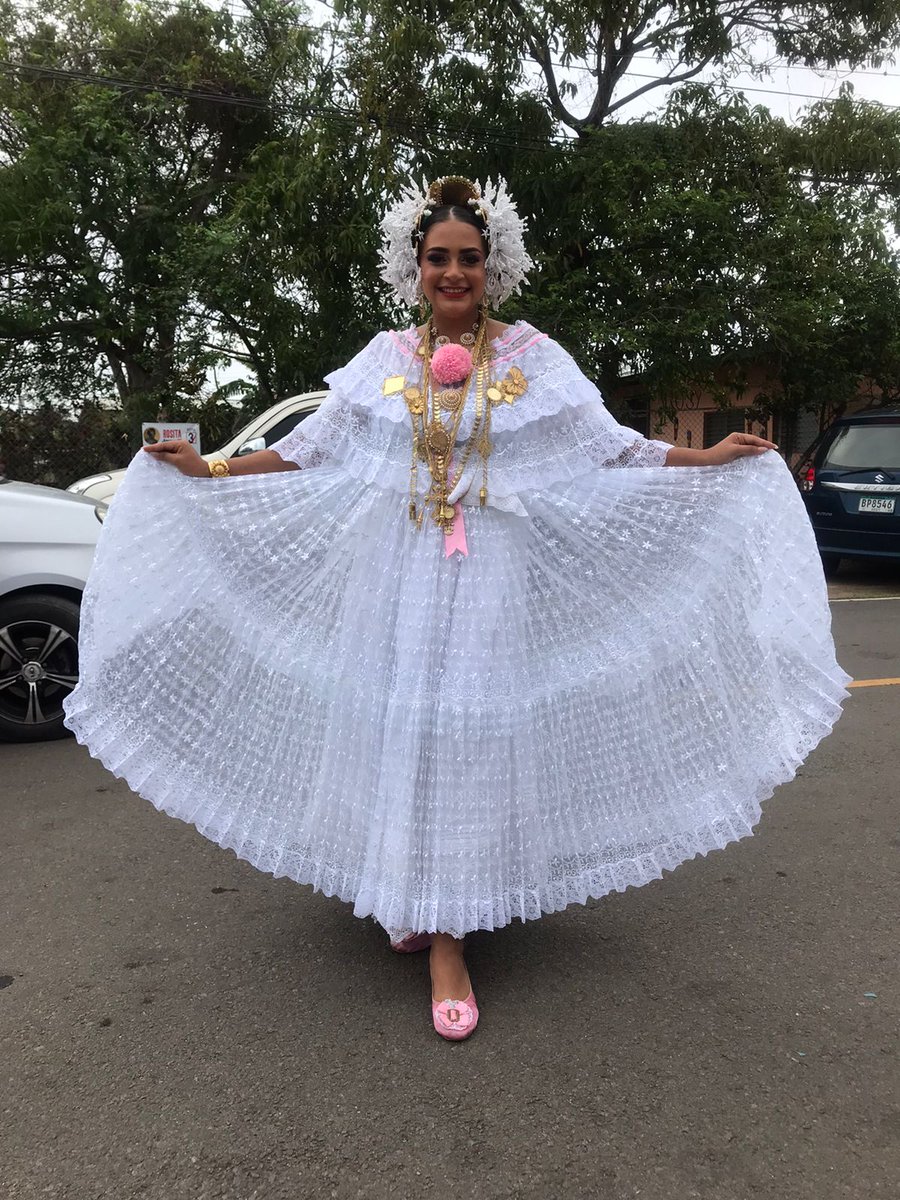 callearribanat's tweet photo. A la distinguida señora Gloria Hincapie  de H&amp;G y su corte de reinas por todo el apoyo y acompañarnos. https://t.co/8VQQilnbaS
