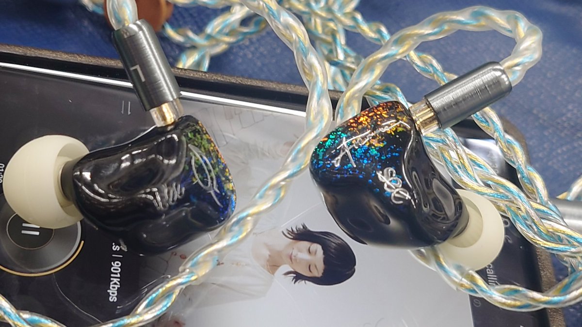 ryoutadb's tweet photo. 今日はSeeaudio Anouと金菩提PROです。正直Anouは勢いで買いました😇それだけNeoとBraveryが気に入ってた訳で、少しスッキリ聴けるのもいいかな?くらいの感じでした😇今はローテーションにきちんと入ってます😇そういう事なのです😇
#中華イヤホン
#seeaudio
#anou
#hakugei
#今日のイヤホン https://t.co/OazjSMG0y2