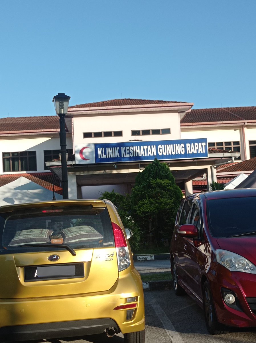 cheajibsayang's tweet photo. Sapa la punya idea kalau sakit kena pegi klinik ambik mc. Kalau aku larat beratur lama kat klinik, baik aku masuk kerja. Harap menteri yang handle @KKMPutrajaya buat sesuatu. https://t.co/h8tDVn52f6