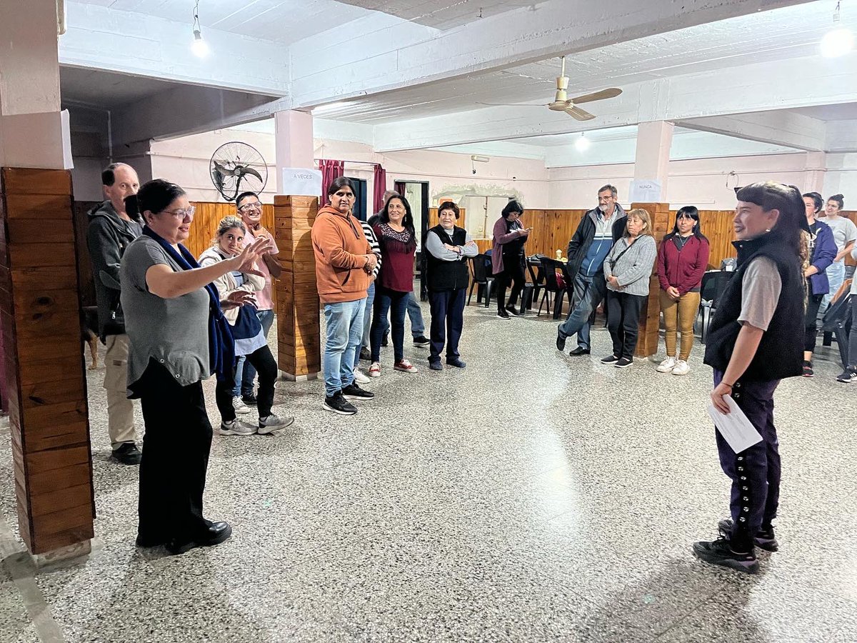 TevezFernando's tweet photo. •Cultura Colectiva en San Juan 🎨🖼️🖌️

Hoy junto a vecinos , artistas y referentes del Barrio tuvimos el primer encuentro junto al área de cultura colectiva de  @culturabe  gracias por venir a nuestro Barrio.
• Estos encuentros nos permiten fortalecer y enriquecer lazos ❤️ https://t.co/aYEs1dfiKG