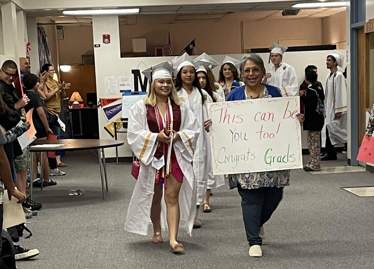 Once an Eagle, always an Eagle! Today we celebrated Crockett seniors, former @OdomEagles, as they walked down our halls. Congratulations! 👩‍🎓 👨‍🎓 Job well done! 🎓
