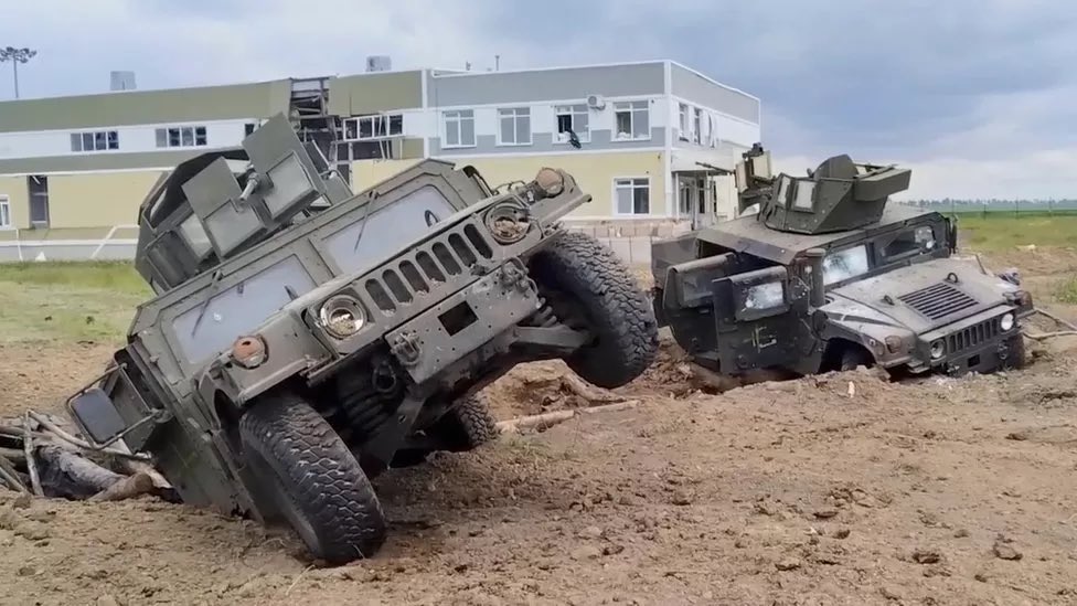 1) The Russian government released this photo of the alleged Belgorod insurgents vehicles after a battle. I used to be a tow truck operator. This is staged. These vehicles didn’t crash into that trench. I’ll explain why⬇️