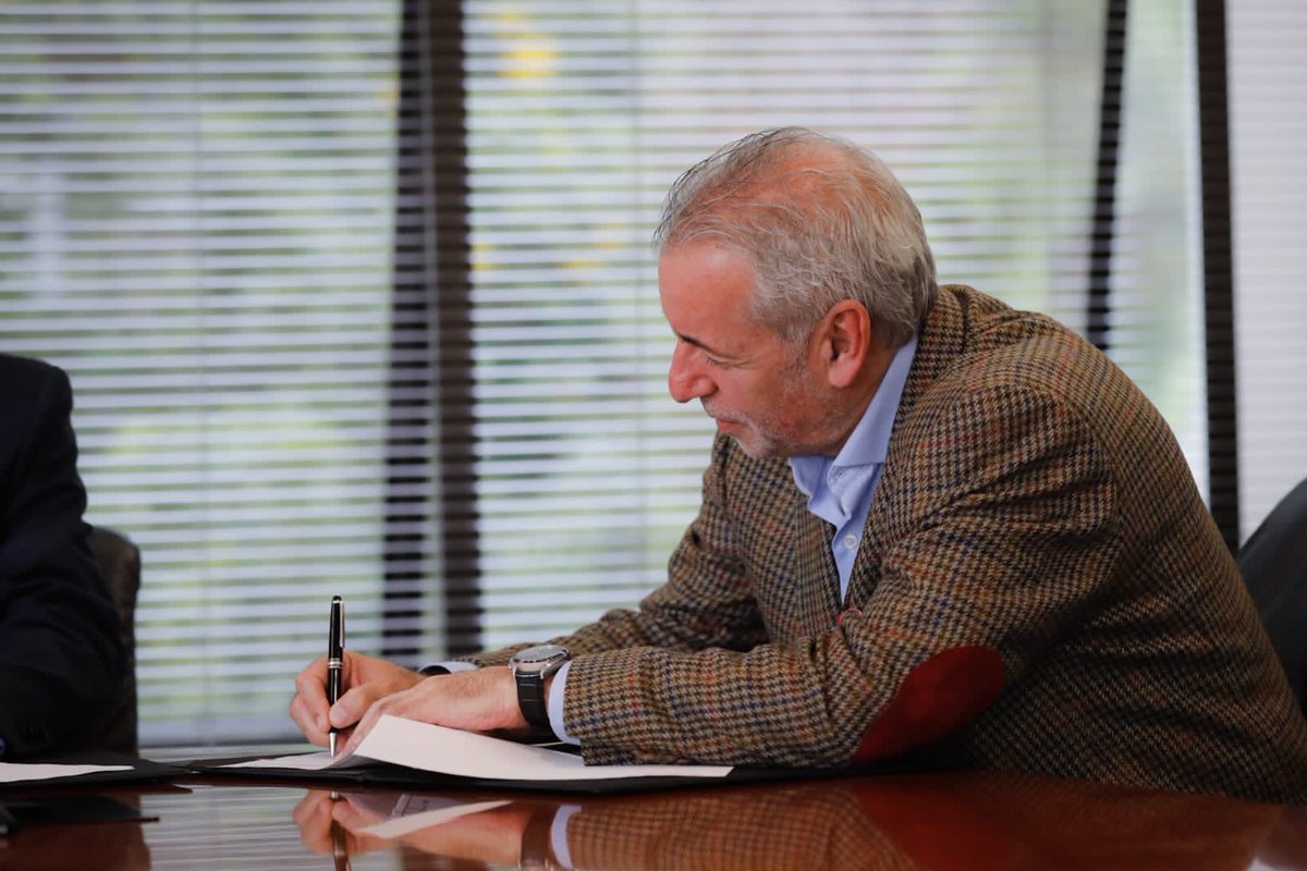 SENAComunica's tweet photo. Aprendices SENA podrán continuar su cadena de formación con la prestigiosa @UExternado, gracias a la firma del convenio que hoy suscribieron nuestro director general @JorgeELondonoU y el rector de la 'alma mater', Hernando Parra. 

Se abre hilo 🧵 https://t.co/G3UTatABmM