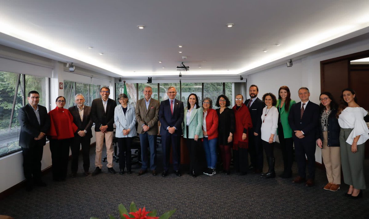 SENAComunica's tweet photo. Aprendices SENA podrán continuar su cadena de formación con la prestigiosa @UExternado, gracias a la firma del convenio que hoy suscribieron nuestro director general @JorgeELondonoU y el rector de la 'alma mater', Hernando Parra. 

Se abre hilo 🧵 https://t.co/G3UTatABmM