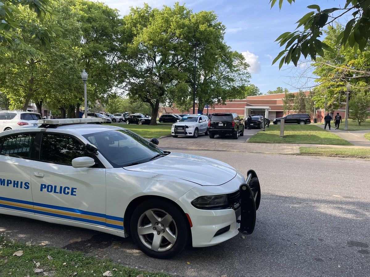 MemphoNewsLady's tweet photo. #NEW: the Greenlaw Community Center hours will be 9am-8pm.

NO YOUTH who are caught breaking curfew will be brought here b/c the center will be CLOSED at night.

They will be taken to patents, a local precinct, juvi court or DCS per MPD &amp; city leaders.

#Memphis https://t.co/Pk0ZvneKCp