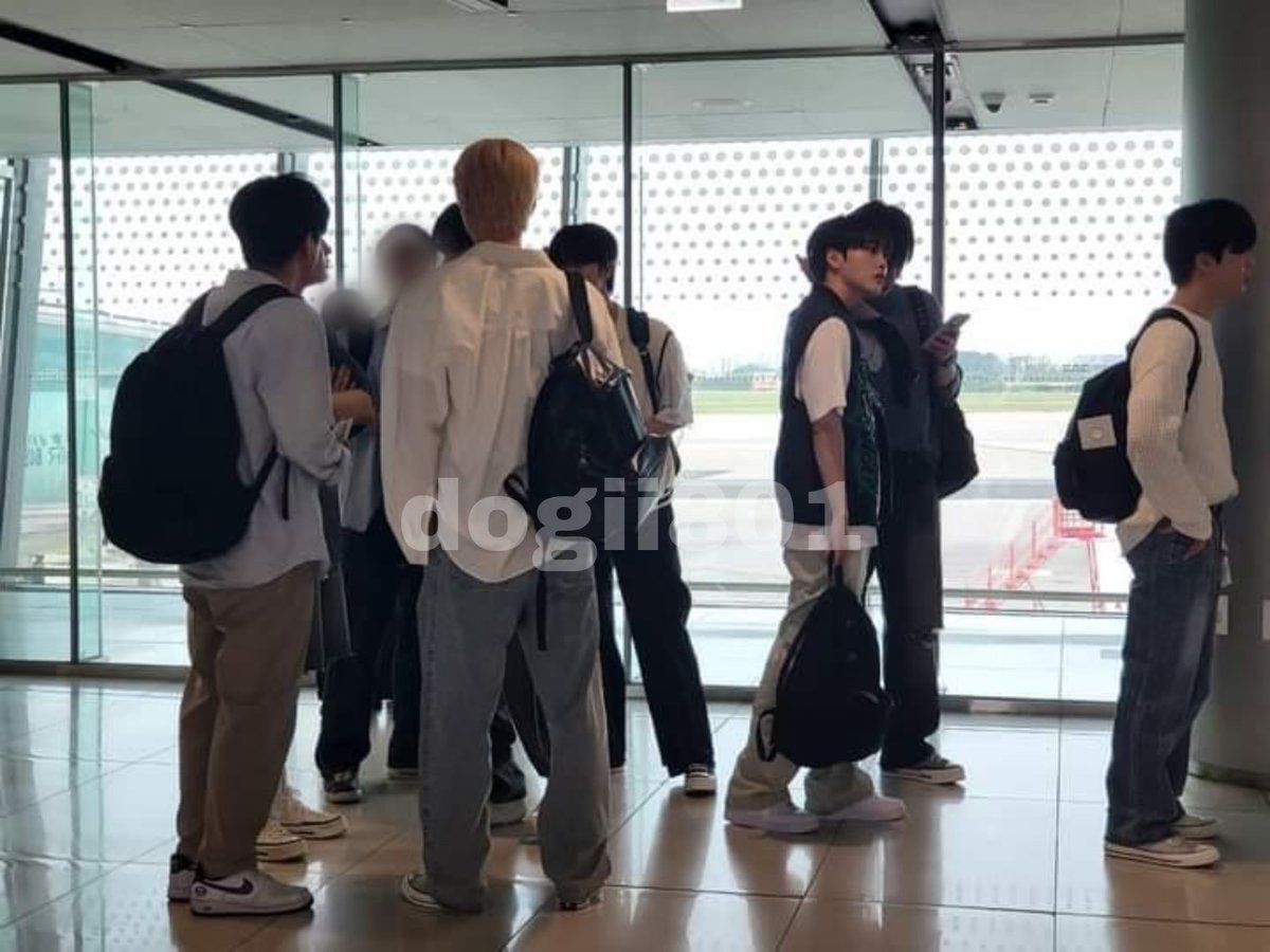 아는 분이 오늘 김포공항에서 크래비티 봤다고 보내주셨어요 ,,,,,,,,,,,