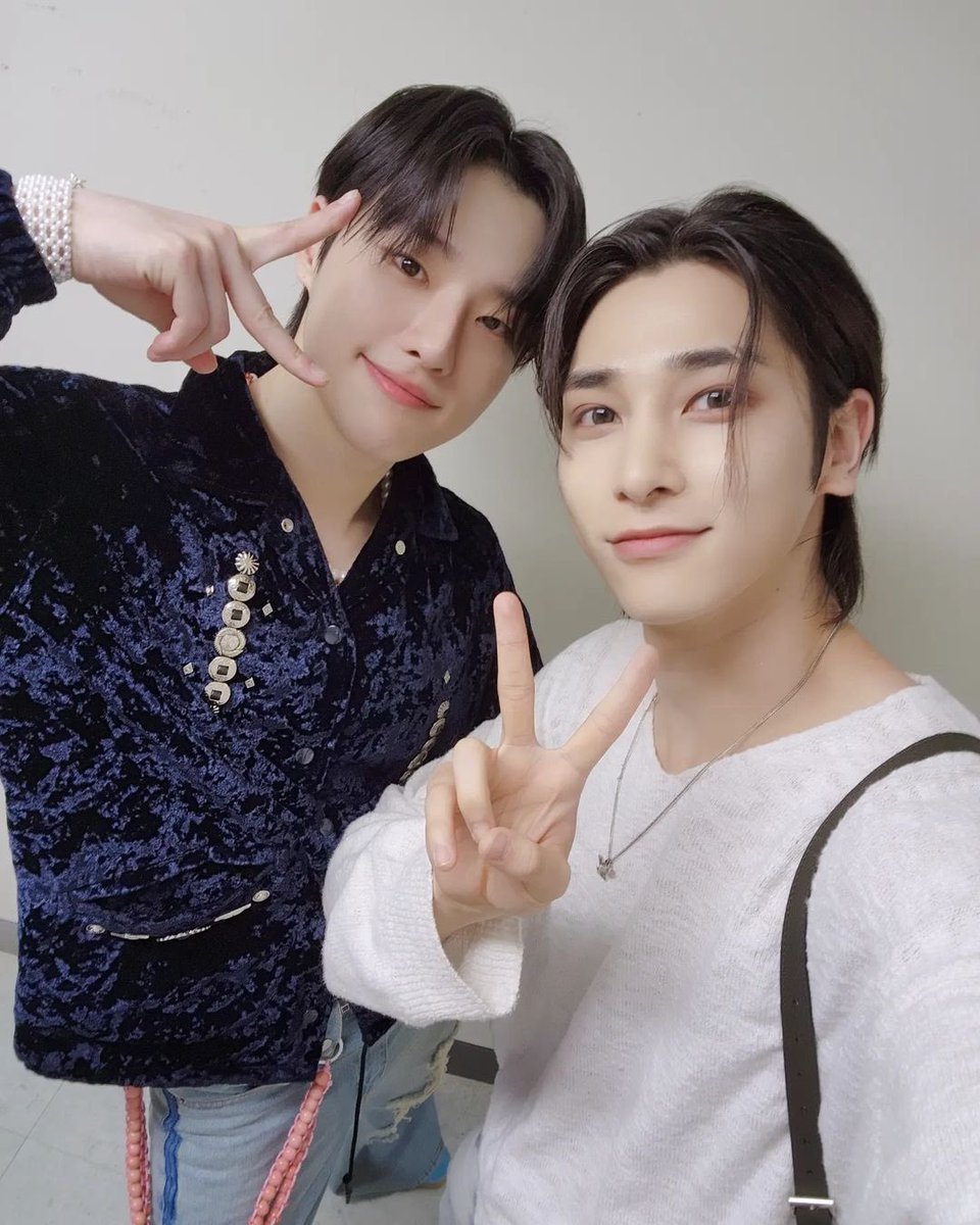 Look, who's coming to the concert. My best bros Lee Hangyul and J-min, i forget when did last time we meet? Anyway thanks for coming and hope you enjoy the concert bros.