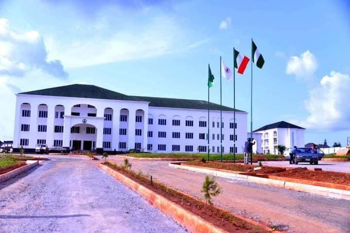 nwankeemmanuel's tweet photo. Welcome government House of @NG_AbiaState after 32 years of being on a rented apartment
#Abia #Toto #YouTuber #Nigerian
#Godsownstate #SamsungGalaxyS23 #InfinixNote30Launch #JENNIEatCANNES #MasterChef #LISA #Trending #trendingtwitter #TrendingNow https://t.co/CX66EcluRT