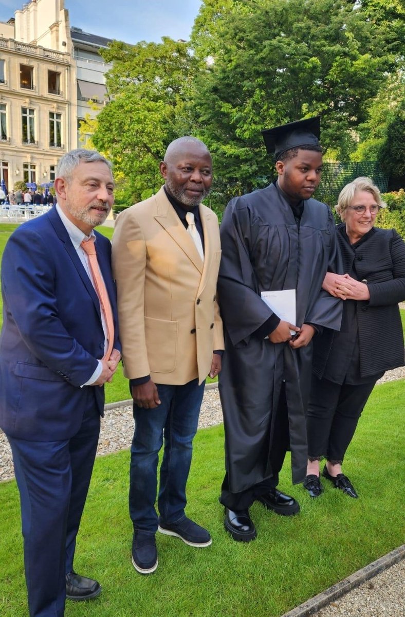 MichelMoto1's tweet photo. 🎉Mes félicitations à #Constantin_Kamerhe pour ton diplôme en Global Communication &amp; Business à @AUParis en présence de S.E. @VitalKamerhe1, de Maman @ChaturHamida et de tes frères &amp; sœurs.
Moment de joie, après tant d'efforts, célébré dans l'intimité familiale.
Bravo ! #Consty🤟 https://t.co/lupn4XC7EA